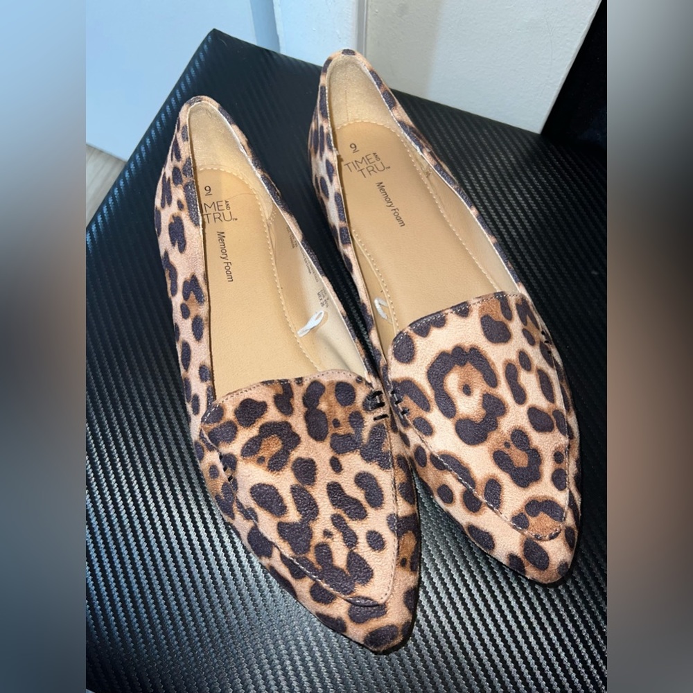 LIKE NEW! NEVER WORN! Time and Tru Cheetah Pointed Flats, Size: 9
